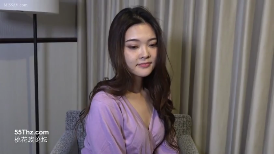 Indoor · Sitting Posture · Conversation · 自然 · Half-body · 长卷发 · 单人沙发 · 紫色V领长袖