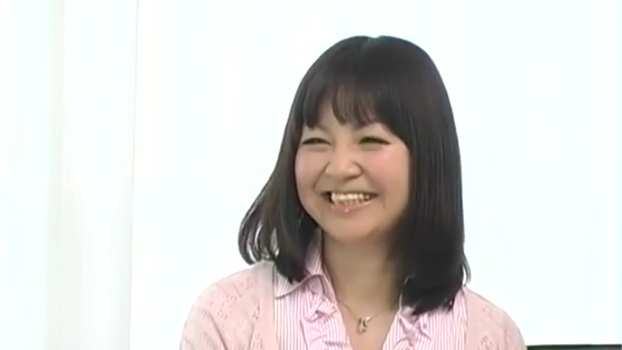 室内 · 坐姿 · 交谈 · 严肃 · 面部特写 · 中文字幕 · 肩包 · 白色蕾丝衬衫