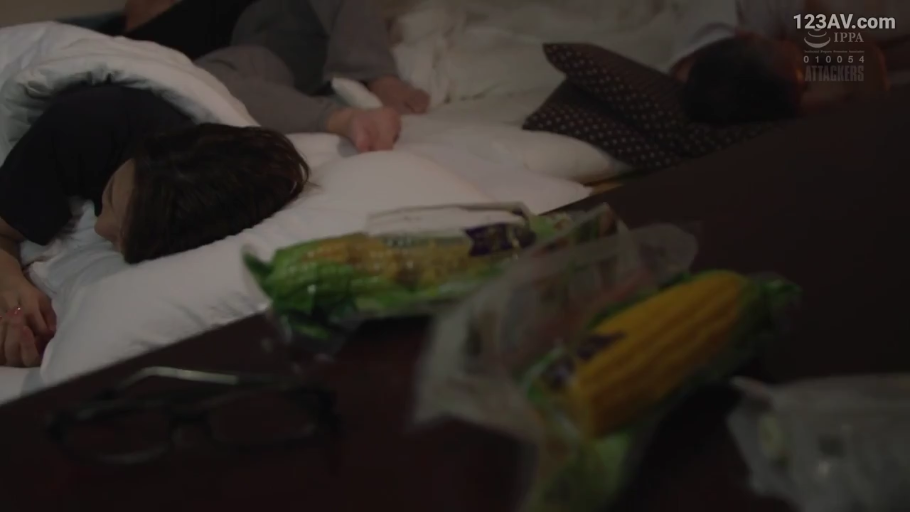 室内 · 坐姿 · 交谈 · 脸部 · 眼镜 · 黑色上衣 · 尴尬 · 啤酒瓶