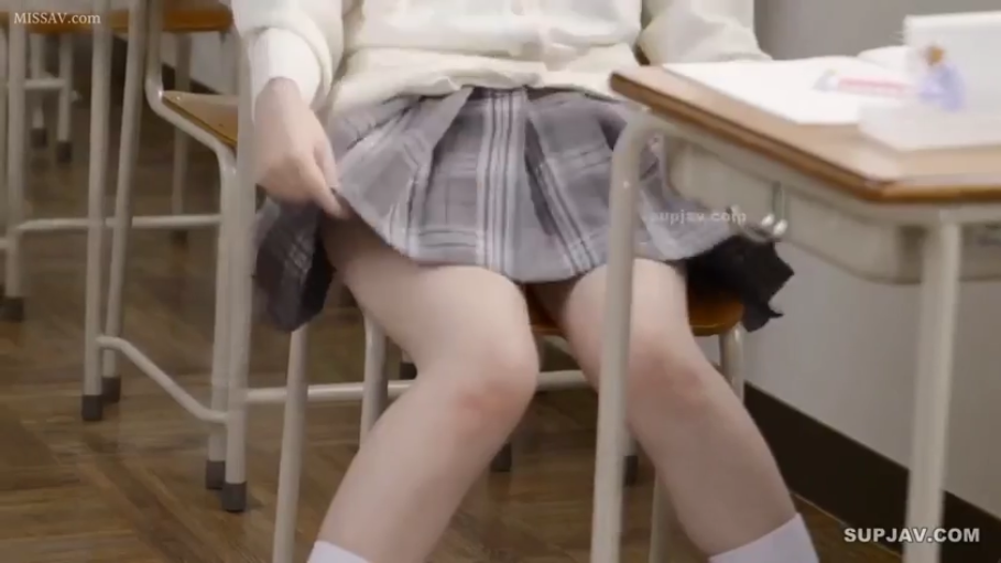 坐姿 · 教室 · 下半身特写 · JK制服 · 制服诱惑 · 课桌椅 · 未露脸 · 撩起裙子