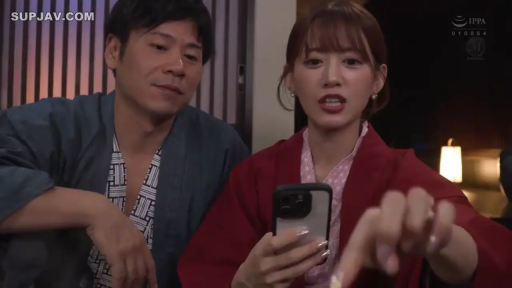 室内 · 并排坐 · 浴衣 · 使用手机