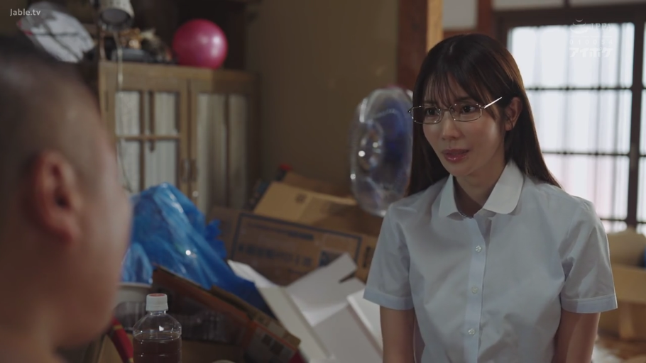 室内 · 坐姿 · 上半身 · 清纯系 · 死库水 · 恬静 · 肩部按摩