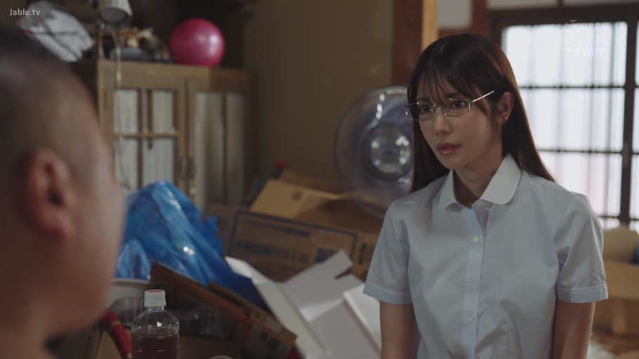 坐姿 · 沉思 · 忧郁 · 卧室 · 中景 · 床 · 短发 · 迷彩吊带裤