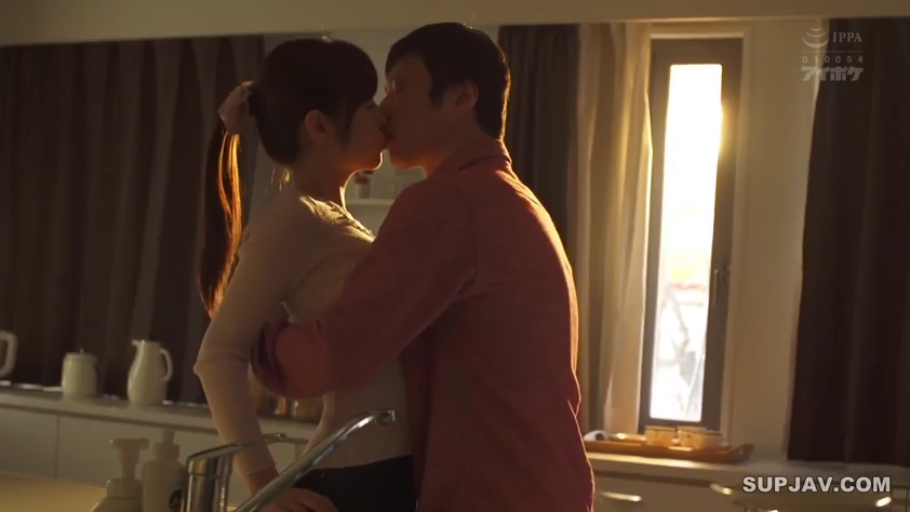 投入 · 拥抱 · 休闲装 · 厨房 · 接吻 · 水槽