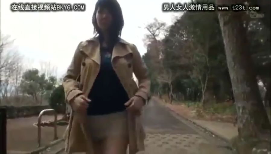 全身 · 站立 · 自然 · 户外 · 风衣 · 户外露出 · 掀开衣服