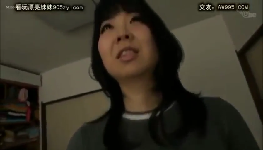 室内 · 面部特写 · 灰色上衣