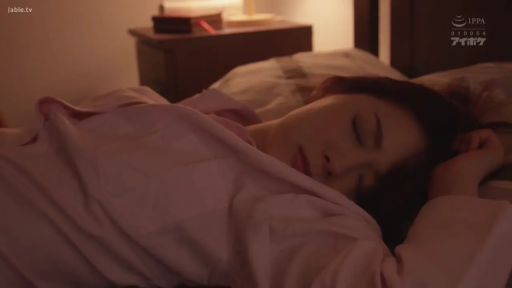 脸部特写 · 卧室 · 平静 · 台灯 · 侧卧 · 睡眠 · 暖色灯光 · 粉色睡衣