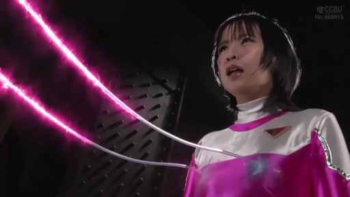 站立 · 痛苦 · 上半身特写 · 被束缚 · 紧身战队服 · 废墟感室内 · 发光绳索 · 特摄受虐