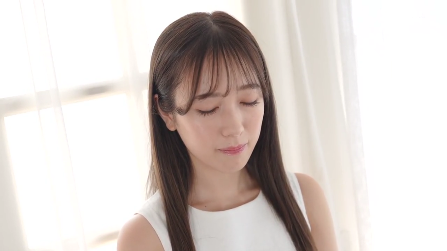 室内 · 站立 · 面部特写 · 白色无袖上衣