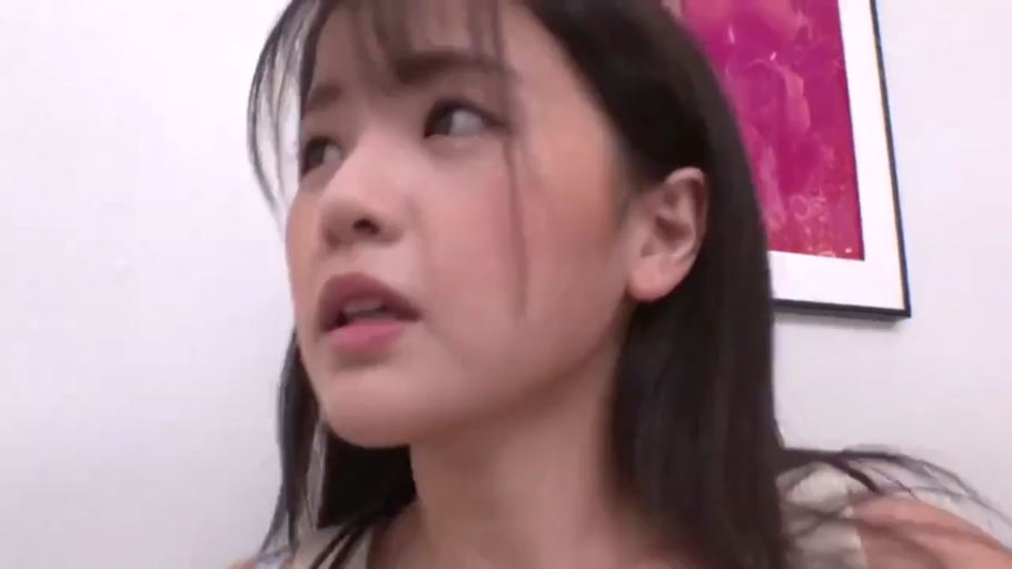 室内 · 迷離 · 顔のクローズアップ · 注視 · 长发 · 吊帯シャツ · 挂画 · 横に頭を傾ける