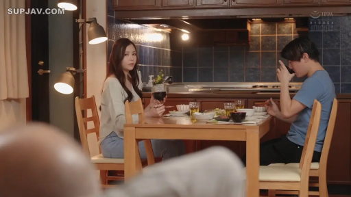 坐姿 · 全景 · 平静 · 居家 · 餐厅 · 休闲服 · 餐具 · 吃饭