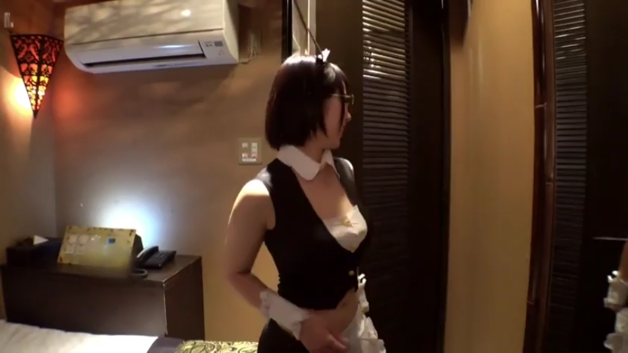 面部 · 诱惑 · 凝视 · 半裸 · 白色背景 · 正面 · 纹身 · 钉刺项圈