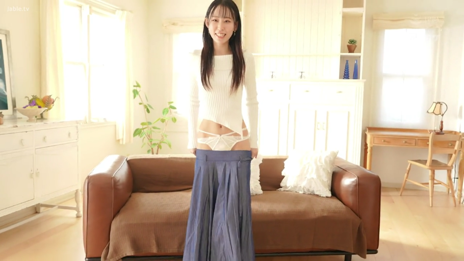 站立 · 全景 · 沙发 · 微笑 · 客厅 · 居家 · 蓝色长裙 · 提裙