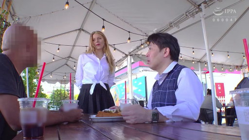 会話 · 中景 · 格纹裙 · 自然 · プロット · 站立与坐姿 · 飲料カップ · 室外餐厅