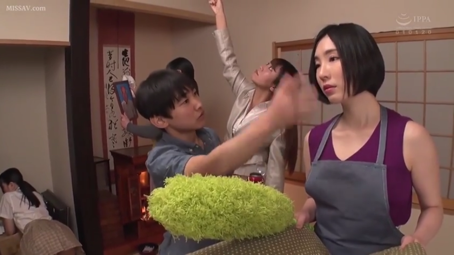 站立 · 和室 · 中景 · 平静 · 多人 · エプロン · 摸脸 · 鸡毛掸子