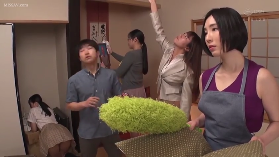 和室 · 中景 · 腰を曲げる · 多人 · 冷淡 · エプロン · 打扫 · 鸡毛掸子