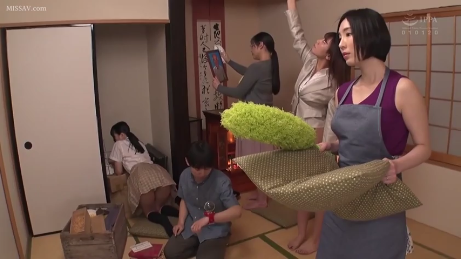 专注 · 和室 · 全景 · 撅穴 · 多人 · 围裙 · 打扫 · 鸡毛掸子