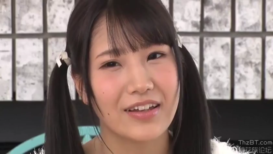 室内 · 脸部特写 · 微笑 · 对视 · 双马尾 · 发带 · 白色毛绒上衣 · 正面面对镜头