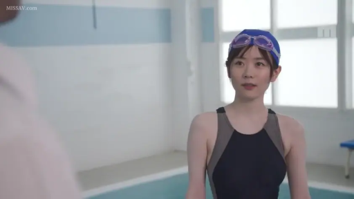 站立 · 中景 · 自然 · 注视 · 日本AV · 连体泳衣 · 泳镜 · 室内游泳池