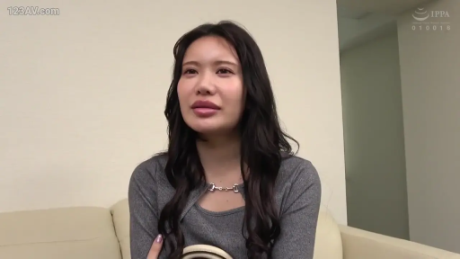 坐姿 · 忧郁 · 客厅 · 交流 · 上半身特写 · 灰色长袖上衣 · 采访背景