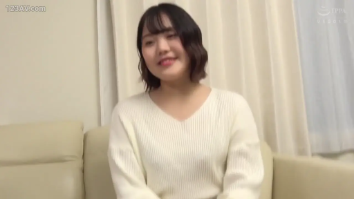 坐姿 · 微笑 · 面对镜头 · 半身 · 室内沙发 · 丰满 · 白色V领毛衣