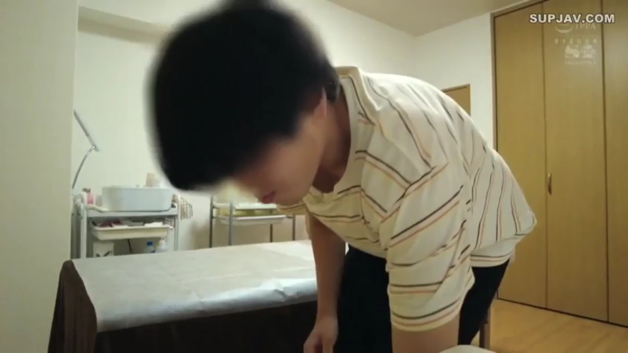 按摩床 · 按摩室 · 弯腰 · 模糊 · 职场设定 · 条纹短袖 · 无特写 · 整理按摩床