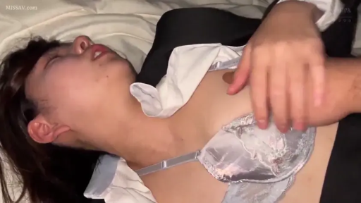 揉乳 · 胸部特写 · 陶醉 · 灰色蕾丝胸罩 · 床上 · 卧姿 · 近景拍摄 · 手