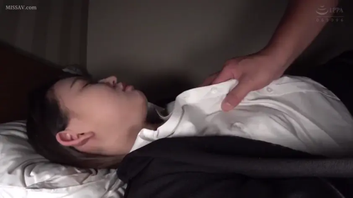 坐姿 · 全景 · 房间 · 多人 · 床垫 · 短裤 · 多人围观 · 坦然