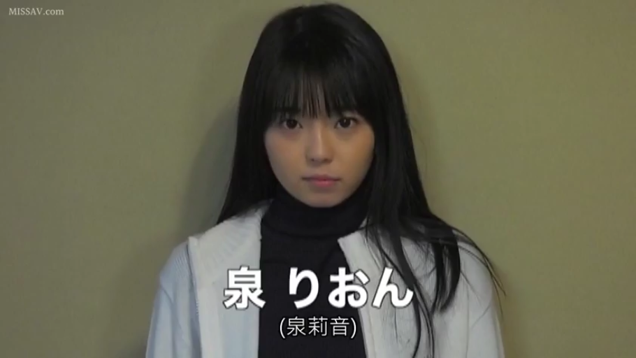 室内 · 平静 · 半身特写 · 正坐 · 注视镜头 · 黑色高领衫 · 人物介绍 · 文字字幕