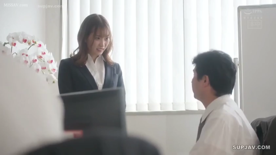 严肃 · 办公室 · 站立 · 中景 · 盆栽 · 对话 · OL职业装 · 日本