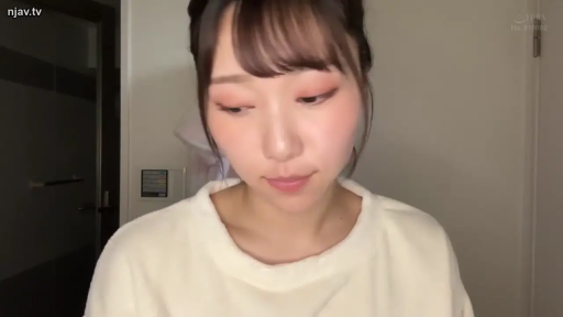 室内 · 面部 · 站立 · 平静 · 白い上着