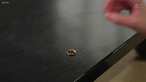 室内 · 眼镜 · 粉色衬衫 · 眼镜娘 · 抬手姿势 · 沉稳表情 · 眼镜特写 · 调整眼镜行为