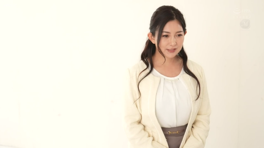 俯身 · 办公室 · 面部特写 · 困惑 · 灰色职业西装 · 探查 · 打印机 · 广角镜头