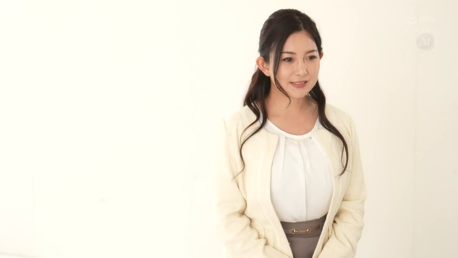 室内 · 愉悦 · 站立 · 下体特写 · 日本AV · 红色运动服 · 抚摸下体