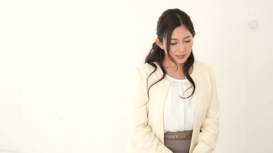 全裸 · 胸部特写 · 项链 · 仰卧 · 床上 · 揉搓乳房 · 陶醉高潮 · 高清特写