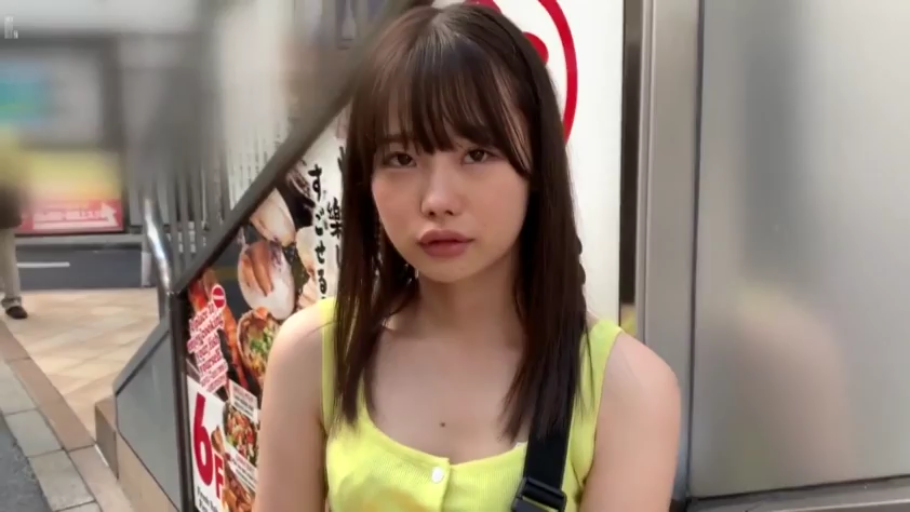 迷茫 · 中景特写 · 正面站立 · 注视镜头 · 户外街道 · 长发齐刘海 · 黄色背心 · 斜挎包肩带