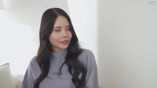 室内 · 座り姿勢 · 会話 · 面部 · 微笑 · 灰色のトップス · 人像