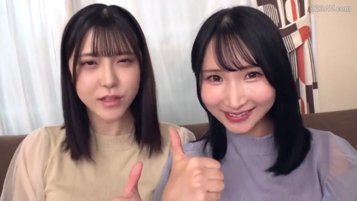 室内 · 座り姿勢 · 面部 · 微笑 · 二人 · 休闲服 · 竖大拇指