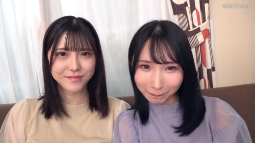 室内 · 面部 · 微笑 · ニットセーター · 二人 · 窗帘 · 看镜头 · 并肩坐着