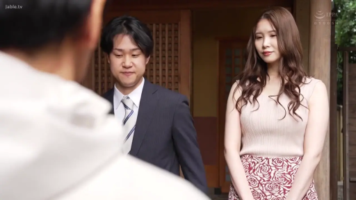 站立 · 中景 · 自然 · 凝视 · 剧情内容 · 户外建筑前 · 针织背心与长裙