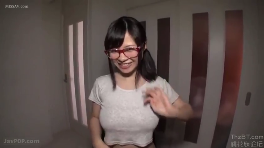 面部特写 · 开怀大笑 · 室内走廊 · 红框眼镜 · 白色短款紧身T恤