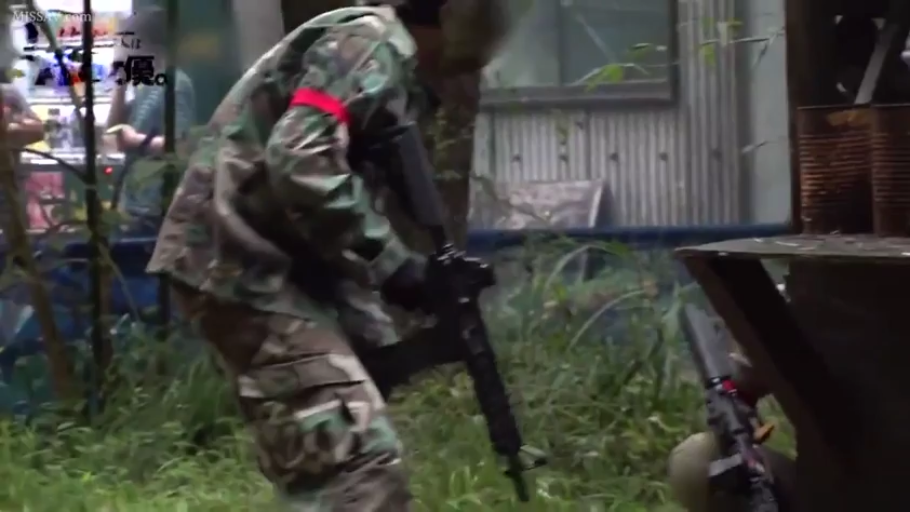 全身 · 角色扮演 · 弯腰 · 户外 · 模糊 · 持枪 · 迷彩服 · 仿真枪