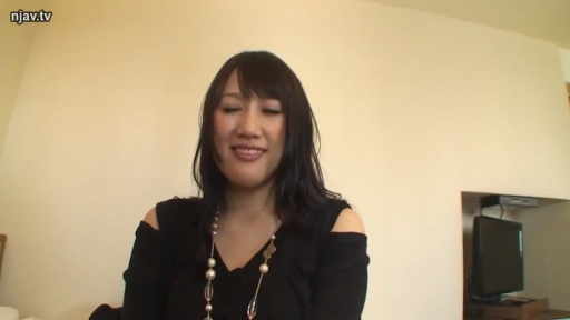 室内 · 坐姿 · 微笑 · 面部特写 · 黑色露肩装