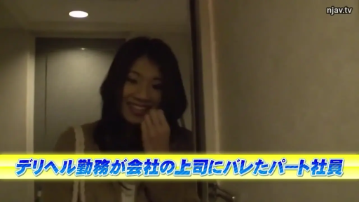 脸部 · 愉悦 · 站立 · 昏暗灯光 · 走廊 · 单肩包 · 掩嘴 · 棕色外套