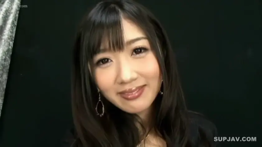 脸部特写 · 微笑 · 耳环 · 端庄 · 黑色上衣 · 影棚 · 正对镜头 · 纯色背景