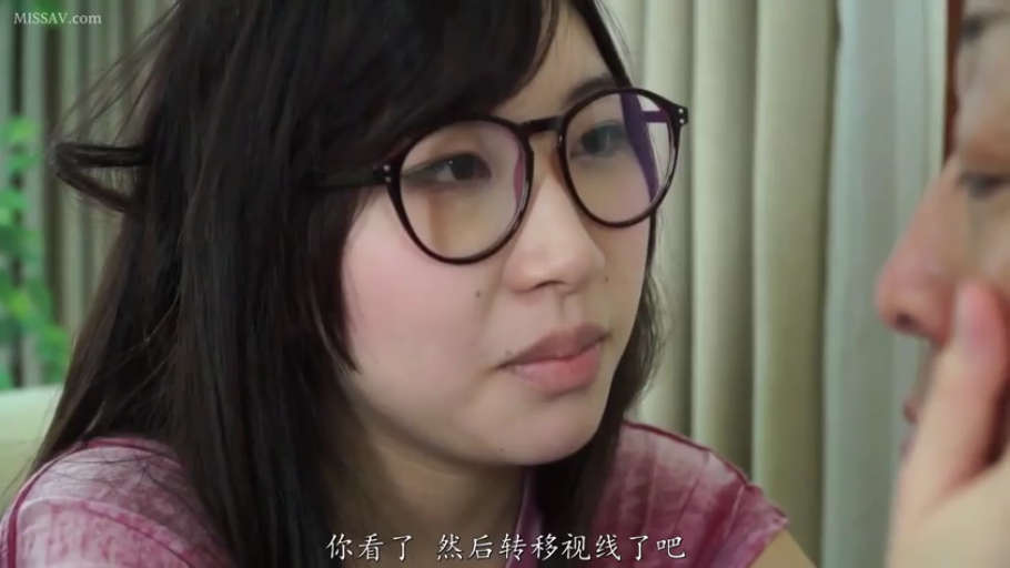 室内 · 顔部のクローズアップ · 对视 · 认真 · ピンクの上着 · 近づいて