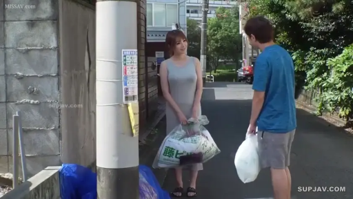 站立 · 全景 · 微笑 · 垃圾袋 · 户外街道 · 邻居 · 丢垃圾 · 灰色紧身连衣裙