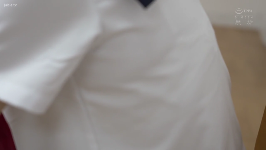 室内 · 巨乳 · 站姿 · 侧面特写 · 白色短袖衬衫