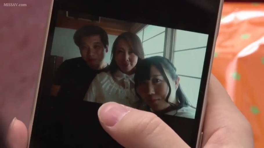 室内 · 面部 · 微笑 · 休闲装 · 手机 · 熟女 · 靠近 · 合影