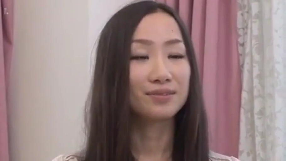 室内 · 脸部特写 · 迷离 · 面对镜头 · 正面 · 亚洲女性 · 浅色衬衫